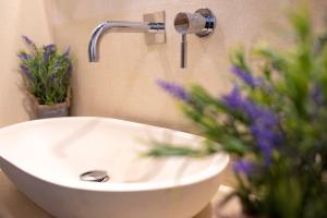 A bathroom at To Stefani tis Makrinas