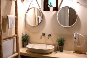 A bathroom at To Stefani tis Makrinas