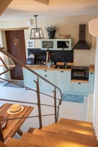 A kitchen or kitchenette at To Stefani tis Makrinas