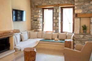 A seating area at To Stefani tis Makrinas