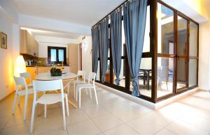 eine Küche und ein Esszimmer mit einem Tisch und Stühlen in der Unterkunft La Lonja Homes - Turismo de interior in Palma de Mallorca
