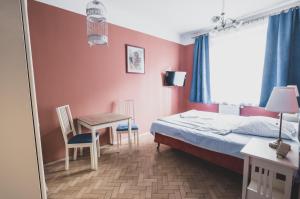 Postel nebo postele na pokoji v ubytování Cybulskiego Guest Rooms
