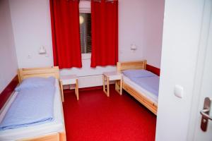 Postel nebo postele na pokoji v ubytování Międzynarodowy Dom Spotkań Młodzieży w Oświęcimiu