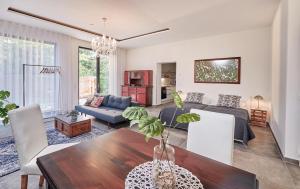 a living room with a table and a couch at Bei Meyers Schlafen & Feiern in Böhlen