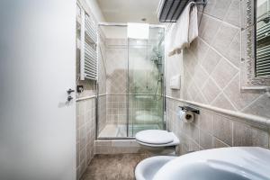 Kylpyhuone majoituspaikassa Hotel Varese