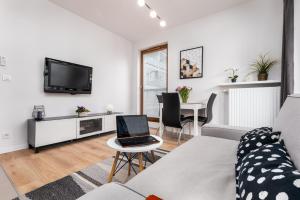 Telewizja i/lub zestaw kina domowego w obiekcie BG Apartments Grzybowska