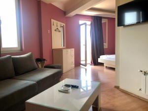 TV a/nebo společenská místnost v ubytování Hotel Autostrada (Highway)