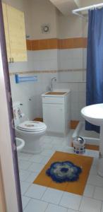 ロッカルメーラにあるappartamento Claudiaのバスルーム(トイレ、洗面台付)