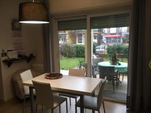 een eetkamer met een tafel en stoelen en een raam bij I tulipani flat in bedizzol
