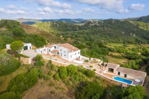 widok z góry na dom na wzgórzu w obiekcie Finca Es Pi w mieście Alaior