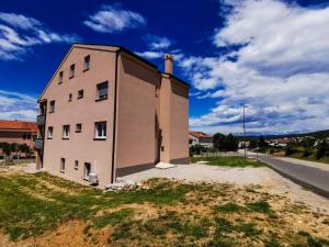 Budova, v ktorej sa apartmán nachádza