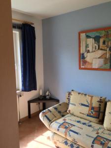 ein Wohnzimmer mit einem Sofa und einem Fenster in der Unterkunft Apartments Haus an der Stems 30 & 31 in Prerow