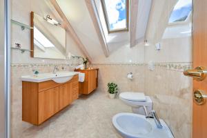 Kúpeľňa v ubytovaní AlpenChalet Niederkofler + 37 fotografií