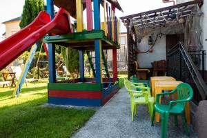 een speeltuin met een glijbaan en een tafel en stoelen bij Dom Goscinny Ewa in Władysławowo