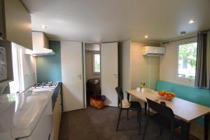 Il comprend une petite cuisine avec une table et un comptoir. dans l'établissement Camping Les Salisses - Maeva, à Vias