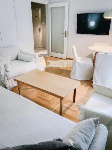 un salon avec un canapé et une table basse dans l'établissement API Projects Kolonaki - Casa Academia, à Athènes