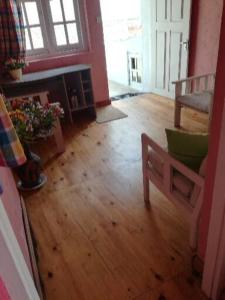 sala de estar con suelo de madera y puerta en Sincere Wilderness Home stay en Nuwara Eliya
