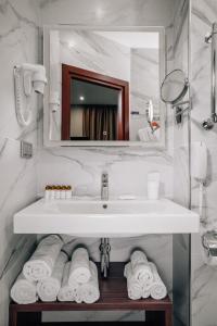A bathroom at Vozdvizhenskoe Park Hotel