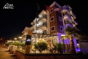 un edificio con una cruz delante de él por la noche en Area Hotel, en Ksamil