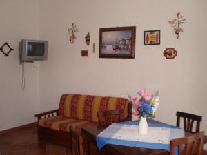 sala de estar con sofá y mesa en L'isola incantata en Santa Teresa Gallura