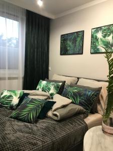 un divano con cuscini in soggiorno di SŁOŃCE WODA LAS Apartament No 11A a Kielce