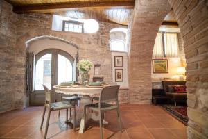 a dining room with a table and chairs at LA VIOLA.2 in Assisi