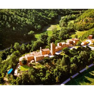 una vista aérea de una casa en una colina en Agriturismo Biologico Castello Della Pieve, en Mercatello sul Metauro