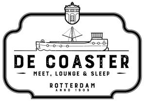 een zwart-wit etiket voor een koopvaardijboot bij De Coaster in Rotterdam