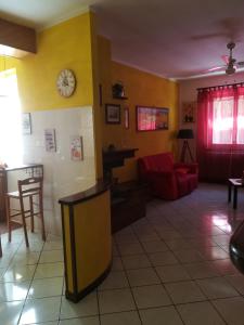 salon z kanapą i zegarem na ścianie w obiekcie Angolo Felice B&B w mieście Castignano +29 zdjęć