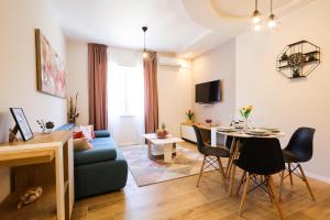 ein Wohnzimmer mit einem blauen Sofa und einem Tisch in der Unterkunft Apartment Ventum in Zadar