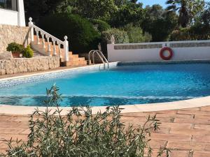 uma grande piscina num quintal com escadas em Serra & Mar Country Beach House em Alvor