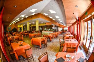 Ресторант или друго място за хранене в Hotel Monte Nebin