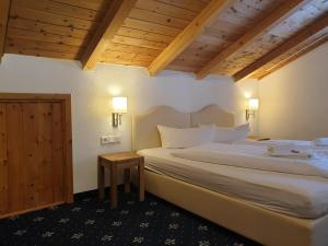 Posteľ alebo postele v izbe v ubytovaní Hotel Tirolerhof