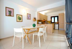 La Lonja Homes - Turismo de interior في بالما دي ميورقة: مطبخ وغرفة طعام مع طاولة وكراسي