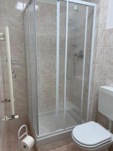 een douchecabine in een badkamer met een toilet bij Hotel Spot Varazze in Varazze
