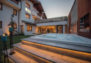 Apartment Sella في سويسي: مسبح في الحديقة الخلفية للمنزل