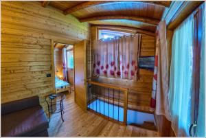- une chambre avec lit bébé dans une cabane en rondins dans l'établissement Fantastica Casa Poppo, à Bellano