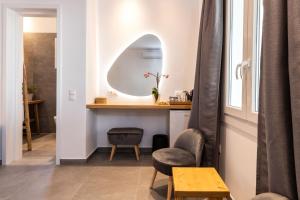 - un salon avec une table et deux chaises dans l'établissement Secret Garden Apartments, à Mykonos