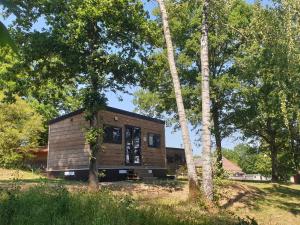 eine kleine Hütte im Wald mit Bäumen in der Unterkunft Verblijfpark Ardinam in Olloy-sur-Viroin