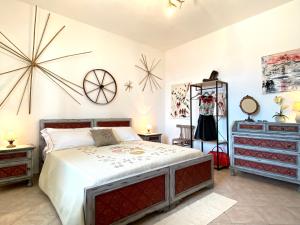 ein Schlafzimmer mit einem Bett und einer Uhr an der Wand in der Unterkunft Canduleri in Orgosolo