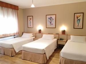南卡希亞斯的住宿－考斯莫斯酒店，酒店客房设有两张床和窗户。