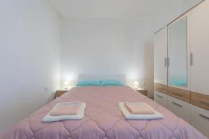 Ein Bett oder Betten in einem Zimmer der Unterkunft Apartmani Mlinar9 #2