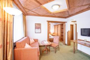 ein Wohnzimmer mit einem Sofa und einem Tisch in der Unterkunft Der Lärchenhof in Erpfendorf