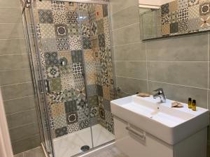een badkamer met een wastafel en een douche bij Casa Sammarco in Napels
