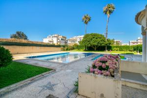 Bazén v ubytování Flor da Rocha Beachside by Encantos do Algarve - 304D nebo v jeho okolí