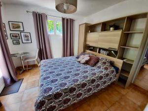 Solliès-ToucasにあるVilla "Les Restanques"のベッドルーム1室(テディベア付きのベッド1台付)
