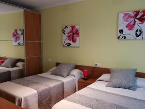 เตียงในห้องที่ Apartamento (Cerca Praia Llas)