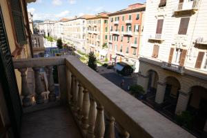 una vista de una ciudad desde un balcón en La Casa di Napoleone, en La Spezia