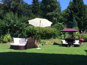 A garden outside Hotel Garni Haus am Wald