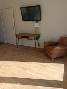 TV a/nebo společenská místnost v ubytování Hotel Fleur de Lys